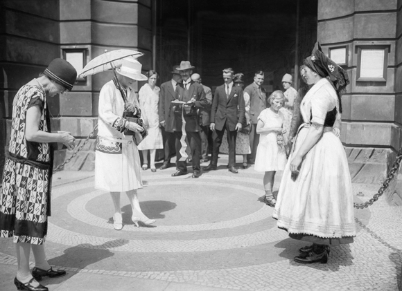 Zwei Amerikanerinnen fotografieren Spreewälderinnen in Tracht (1927)