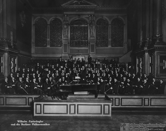 Wilhelm Furtwängler und die Berliner Philharmoniker in der Alten Philharmonie in der Bernburger Straße (1925)