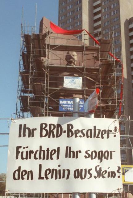 Protest gegen Abriss des Lenin-Denkmals in Berlin (6. November 1991)
