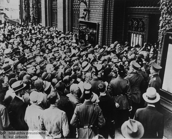 Panicked Customers at the Berlin City Savings Bank on Mühlendamm (July 16, 1931)