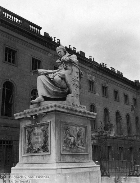 Statue of Wilhelm von Humboldt (1946)