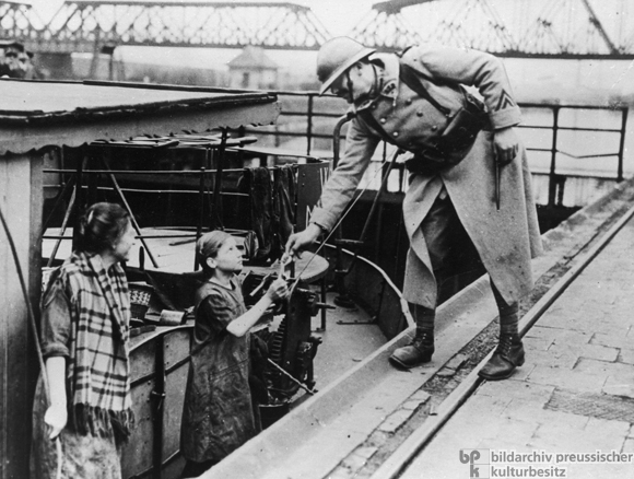 Kontrolle eines Binnenschiffes am Rhein-Herne-Kanal während der Ruhrbesetzung (3. Febraur 1923)