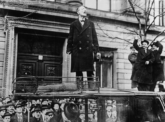 Karl Liebknecht hält eine Rede vor dem Ministerium des Innern (6. Dezember 1918)