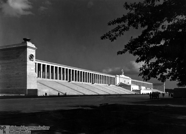 Zeppelinfeld und -tribüne auf dem Reichsparteitaggelände in Nürnberg (1938)