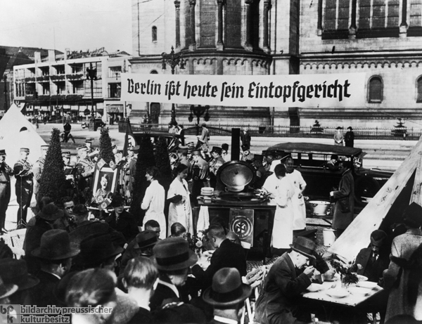 Eintopfessen für das Winterhilfswerk an der Kaiser-Wilhelm-Gedächtniskirche in Berlin (1935)