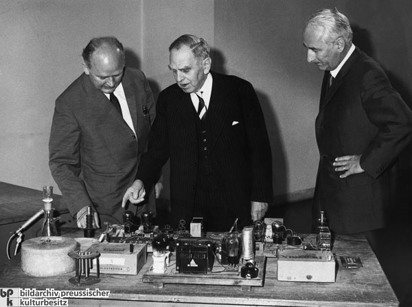 Otto Hahn Repeats his Nuclear Fission Experiment of December 1938 (June 30, 1962)