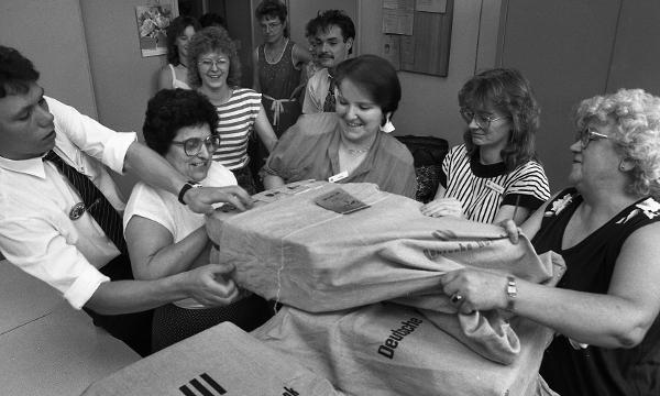 Währungsunion: Säcke voller D-Mark treffen in Leipzig ein (1. Juli 1990)