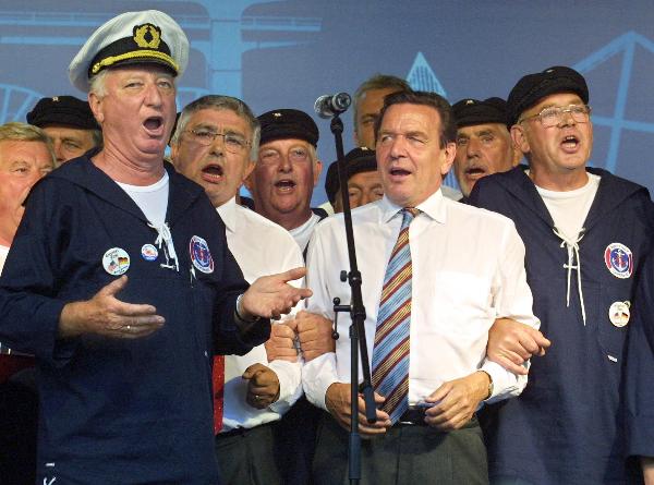 Kanzler Schröder mit Shanty-Chor bei SPD-Wahlveranstaltung (16. August 2002)