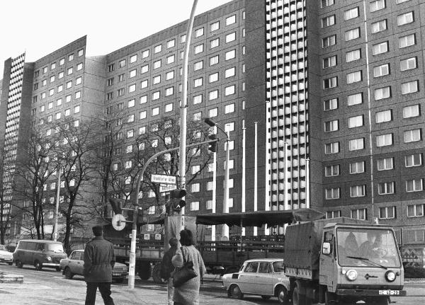 Die Zentrale des Amtes für Nationale Sicherheit (bzw. des ehemaligen Ministeriums für Staatsscherheit) in Berlin-Lichtenberg (15. Dezember 1989)