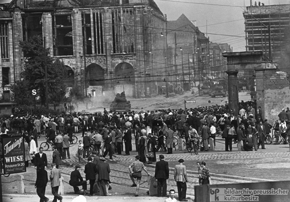 Sicht aus dem Westen: Sowjetische Panzer in Ost-Berlin (17. Juni 1953)
