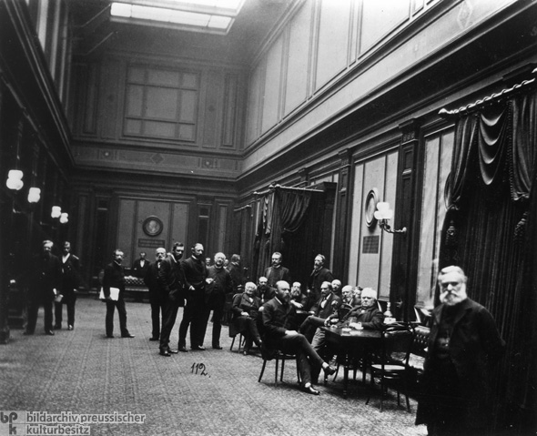 Vorsitzender der Zentrumspartei Ludwig Windthorst mit Mitgliedern der Welfenpartei (1889)