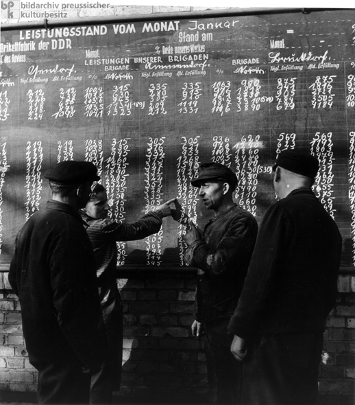 Sozialistischer Wettbewerb: Arbeitsleistung in Brikettfabrik (1954)