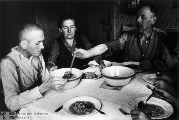 A Prisoner of War Returns Home (1947)  