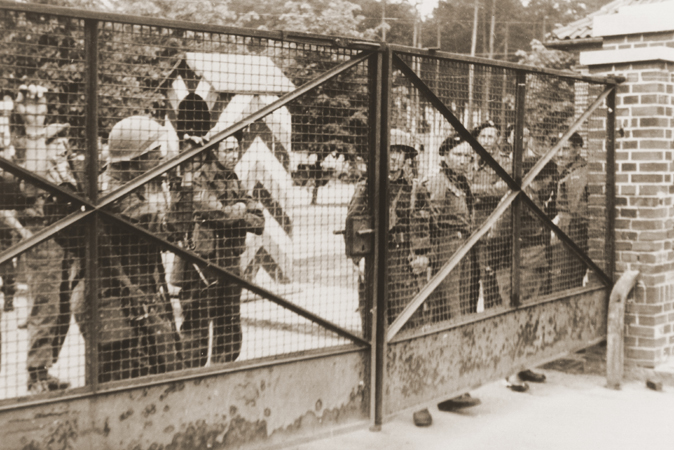 Britische Soldaten vor dem DP Lager Bergen-Belsen (1945/46)