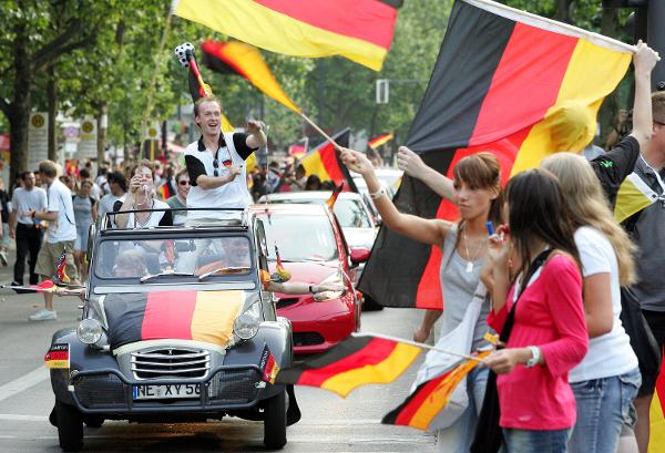 Fussball-WM 2006: Autokorso mit deutschen Fahnen (24. Juni 2006)