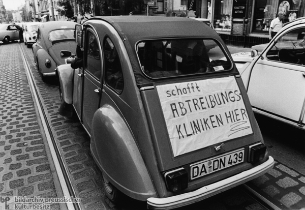 „Schafft Abtreibungskliniken hier” (1. Juli 1975)