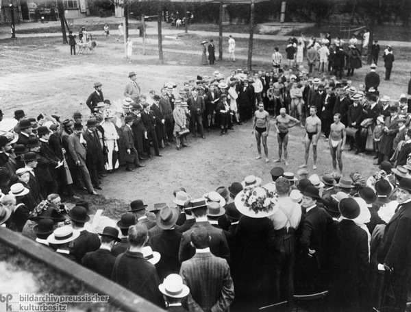 Der Verein für Körperkultur in Berlin: Kür der Sieger im „Körperformen-Wettbewerb“ (1912)
